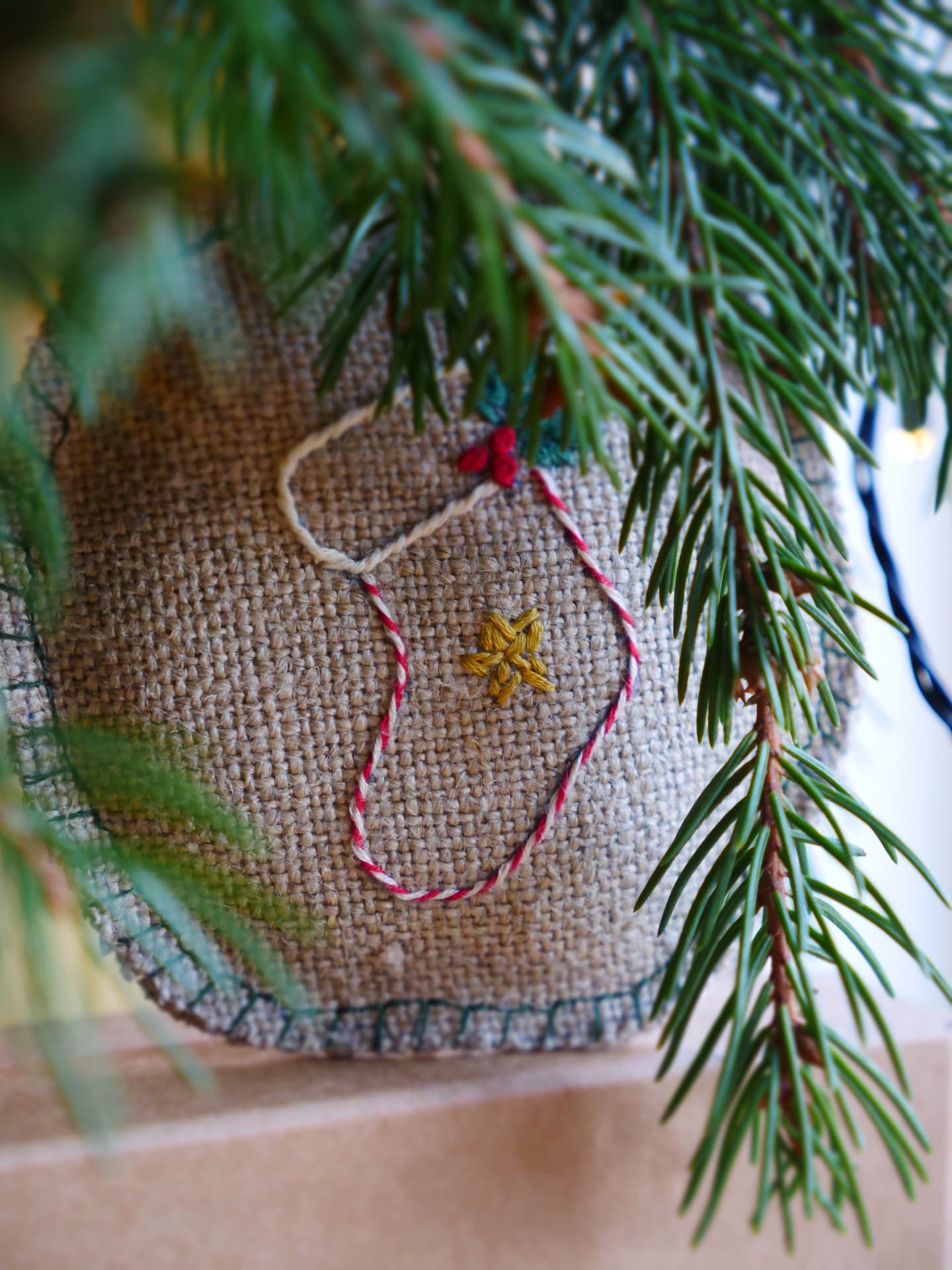 Brodert julekule med kurv og gylne bær